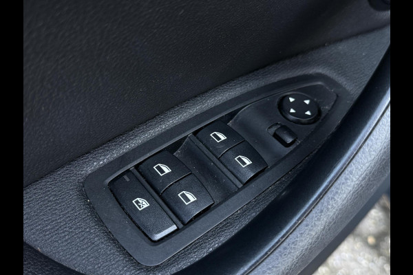 BMW X1 xDrive25e High Executive M SPORT | PANORAMA | TREKHAAK | DRIVING ASS. PLUS | LEDER | KEYLESS | STUURWIEL VERWARMING |