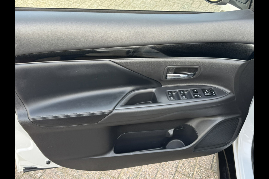 Mitsubishi Outlander 2.0 2WD Limited Automaat 7P Full-LED Achteruirijcamera Navi Cruise Control Apple Android Stoelverwarming