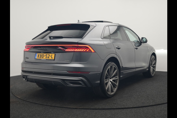 Audi Q8 55 TFSI e Quattro 2x S Line Black Optic PHEV 381pk Dealer O.H. | Trekhaak Af Fabriek | Luchtvering | Panodak | Bang & Olufsen Sound | Camera | Alcantara Sportstoelen Verwarmd | 23"L.M | Virtual | Navigatie | DAB | Plug In Hybrid |