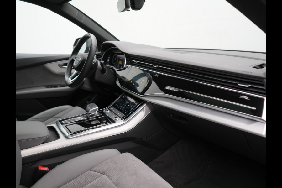 Audi Q8 55 TFSI e Quattro 2x S Line Black Optic PHEV 381pk Dealer O.H. | Trekhaak Af Fabriek | Luchtvering | Panodak | Bang & Olufsen Sound | Camera | Alcantara Sportstoelen Verwarmd | 23"L.M | Virtual | Navigatie | DAB | Plug In Hybrid |