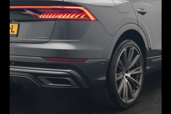 Audi Q8 55 TFSI e Quattro 2x S Line Black Optic PHEV 381pk Dealer O.H. | Trekhaak Af Fabriek | Luchtvering | Panodak | Bang & Olufsen Sound | Camera | Alcantara Sportstoelen Verwarmd | 23"L.M | Virtual | Navigatie | DAB | Plug In Hybrid |