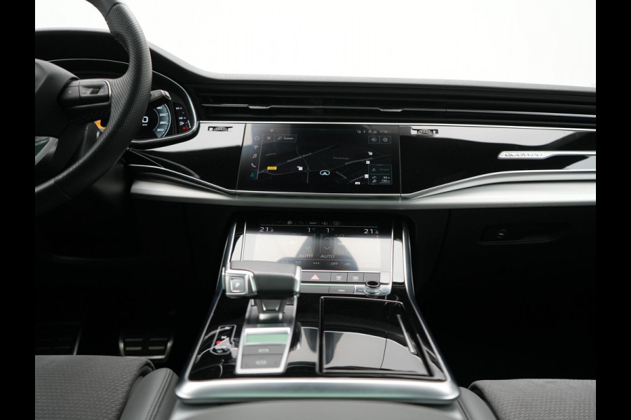 Audi Q8 55 TFSI e Quattro 2x S Line Black Optic PHEV 381pk Dealer O.H. | Trekhaak Af Fabriek | Luchtvering | Panodak | Bang & Olufsen Sound | Camera | Alcantara Sportstoelen Verwarmd | 23"L.M | Virtual | Navigatie | DAB | Plug In Hybrid |