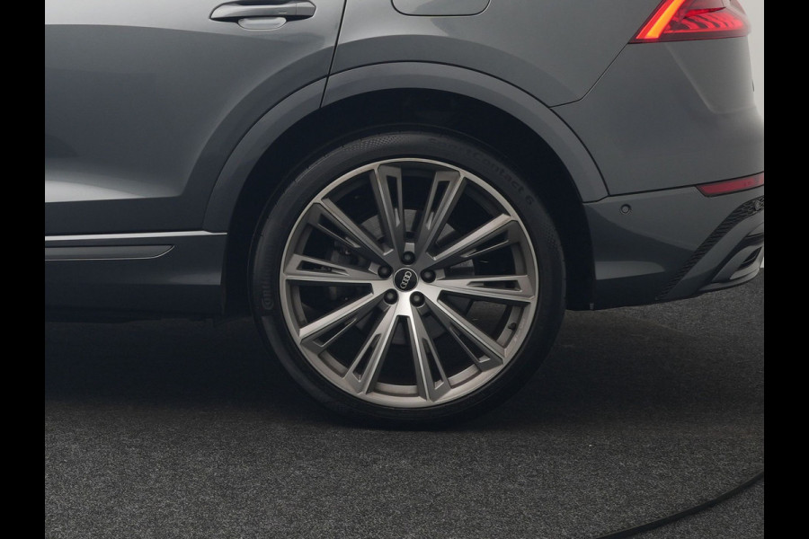 Audi Q8 55 TFSI e Quattro 2x S Line Black Optic PHEV 381pk Dealer O.H. | Trekhaak Af Fabriek | Luchtvering | Panodak | Bang & Olufsen Sound | Camera | Alcantara Sportstoelen Verwarmd | 23"L.M | Virtual | Navigatie | DAB | Plug In Hybrid |