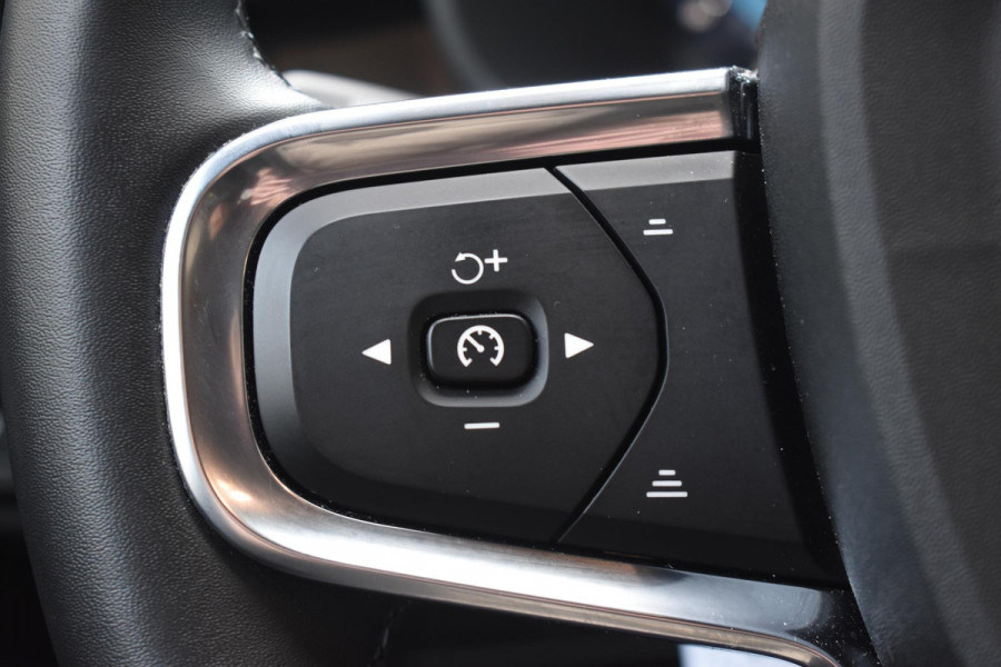 Volvo EX40 Single Motor Extended Range Ultra 82 kWh Extra getint glas / 360 Camera / 20'' velgen / Panoramadak / Zwart dak / Harman Kardon / Microtech/Nubuck