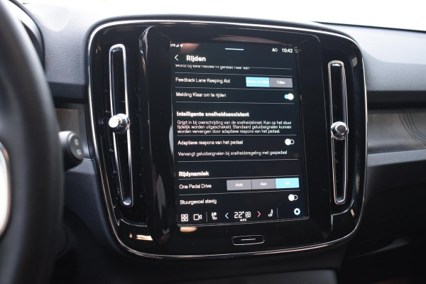 Volvo EX40 Single Motor Extended Range Ultra 82 kWh Extra getint glas / 360 Camera / 20'' velgen / Panoramadak / Zwart dak / Harman Kardon / Microtech/Nubuck