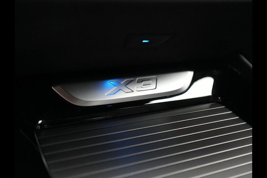 BMW X3 xDrive30e M Sport Plug In Hybrid 293pk Dealer O.H. PHEV | Adaptive Cruise | Head Up | 360 Camera | Harman / Kardon | Adaptief Onderstel | Lederen Sportstoelen Memory & Verwarmd | Sfeerverlichting | M Sportstuur Stuur Verwarmd | Keyless |