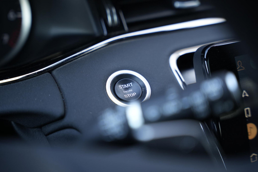 Land Rover Range Rover Evoque 1.5 P300e AWD R-Dynamic SE Panoramadak Meridian Adapt. Cruise Matrix LED Leer