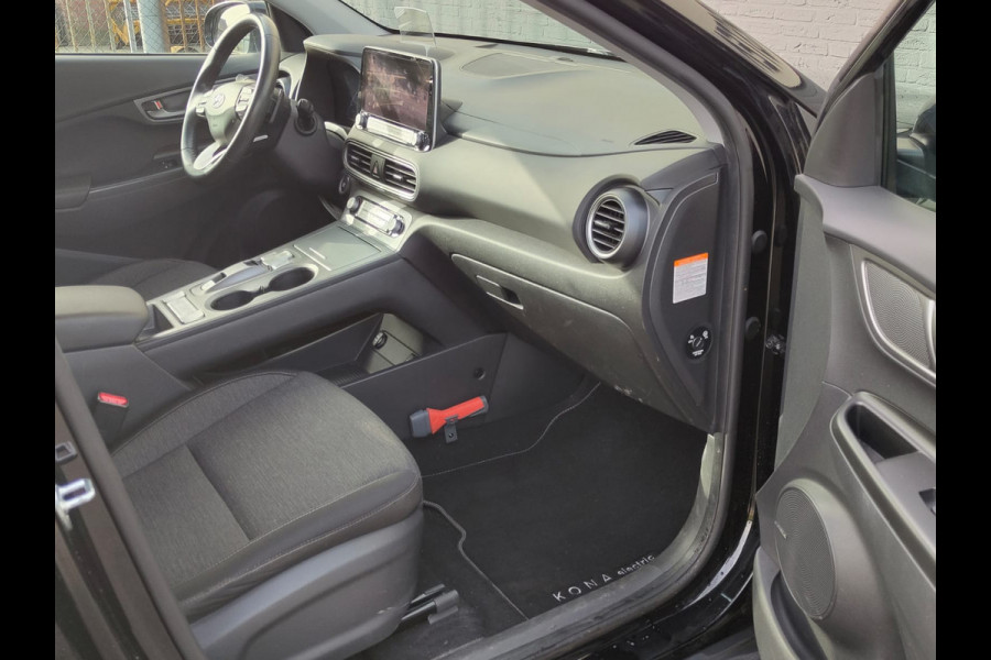 Hyundai Kona EV 64kWh SOH 100% //Bijgeluid Rijmotor// Warmtepomp Navi Ecc Camera Adap.Cruise Pdc Head-Up Apple Carplay Android Auto Display F Lane Assist Dodehoek Assist Privacy Glas Keyless Regensensor 1e Eigenaar Dealeronderhouden Export - Handel Origineel Nederlandse Auto