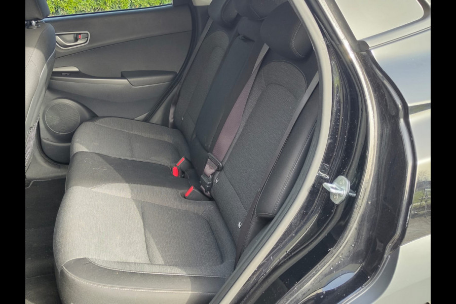 Hyundai Kona EV 64kWh SOH 100% //Bijgeluid Rijmotor// Warmtepomp Navi Ecc Camera Adap.Cruise Pdc Head-Up Apple Carplay Android Auto Display F Lane Assist Dodehoek Assist Privacy Glas Keyless Regensensor 1e Eigenaar Dealeronderhouden Export - Handel Origineel Nederlandse Auto