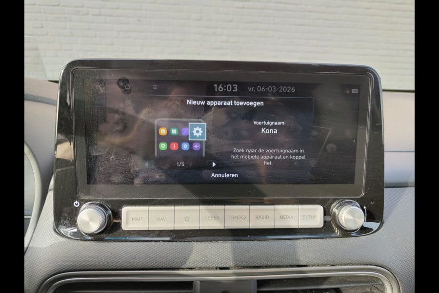 Hyundai Kona EV 64kWh SOH 100% //Bijgeluid Rijmotor// Warmtepomp Navi Ecc Camera Adap.Cruise Pdc Head-Up Apple Carplay Android Auto Display F Lane Assist Dodehoek Assist Privacy Glas Keyless Regensensor 1e Eigenaar Dealeronderhouden Export - Handel Origineel Nederlandse Auto