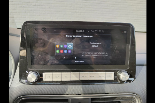 Hyundai Kona EV 64kWh SOH 100% //Bijgeluid Rijmotor// Warmtepomp Navi Ecc Camera Adap.Cruise Pdc Head-Up Apple Carplay Android Auto Display F Lane Assist Dodehoek Assist Privacy Glas Keyless Regensensor 1e Eigenaar Dealeronderhouden Export - Handel Origineel Nederlandse Auto
