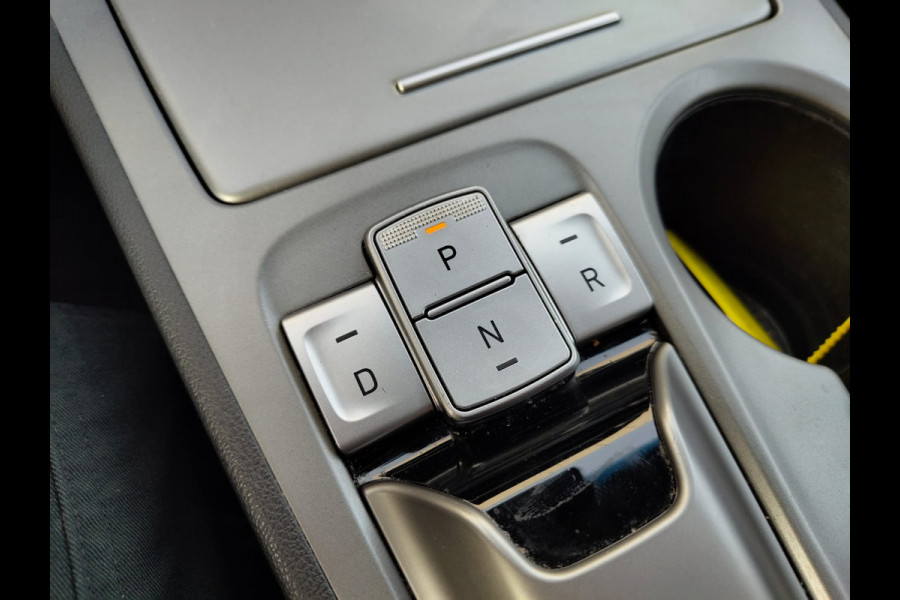 Hyundai Kona EV 64kWh SOH 100% //Bijgeluid Rijmotor// Warmtepomp Navi Ecc Camera Adap.Cruise Pdc Head-Up Apple Carplay Android Auto Display F Lane Assist Dodehoek Assist Privacy Glas Keyless Regensensor 1e Eigenaar Dealeronderhouden Export - Handel Origineel Nederlandse Auto