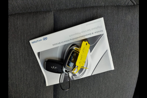 Hyundai Kona EV 64kWh SOH 100% //Bijgeluid Rijmotor// Warmtepomp Navi Ecc Camera Adap.Cruise Pdc Head-Up Apple Carplay Android Auto Display F Lane Assist Dodehoek Assist Privacy Glas Keyless Regensensor 1e Eigenaar Dealeronderhouden Export - Handel Origineel Nederlandse Auto