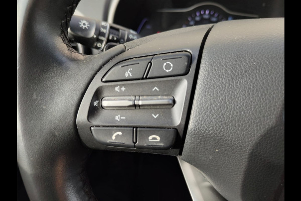 Hyundai Kona EV 64kWh SOH 100% //Bijgeluid Rijmotor// Warmtepomp Navi Ecc Camera Adap.Cruise Pdc Head-Up Apple Carplay Android Auto Display F Lane Assist Dodehoek Assist Privacy Glas Keyless Regensensor 1e Eigenaar Dealeronderhouden Export - Handel Origineel Nederlandse Auto