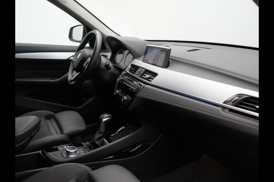 BMW X1 xDrive25e Sportline PHEV 221pk Dealer O.H. | Trekhaak Afn. | Camera | Sportstoelen Memory & Verwarmd | Keyless | Sfeerverlichting | Adaptive LED | Cruise Control | Navigatie | DAB |  Plug In Hybrid