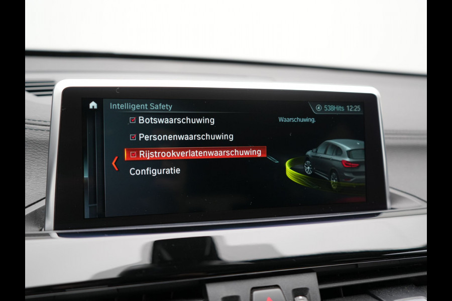 BMW X1 xDrive25e Sportline Plug In Hybrid 221pk Dealer O.H. PHEV | Trekhaak Afn. | Adaptive Cruise | Camera | Sportstoelen Verwarmd | Sfeerverlichting | Keyless | LED Koplampen | Navigatie | DAB |