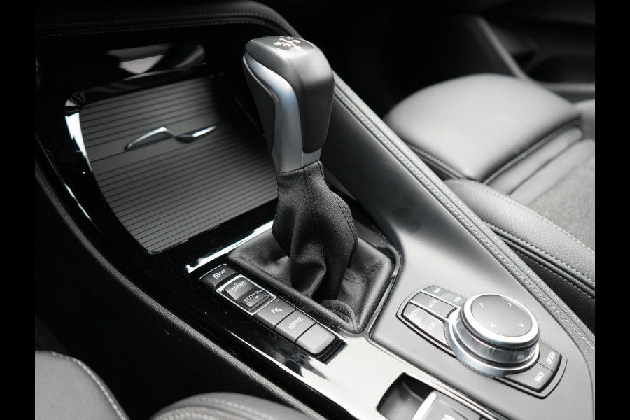 BMW X1 xDrive25e Sportline Plug In Hybrid 221pk Dealer O.H. PHEV | Trekhaak Afn. | Adaptive Cruise | Camera | Sportstoelen Verwarmd | Sfeerverlichting | Keyless | LED Koplampen | Navigatie | DAB |