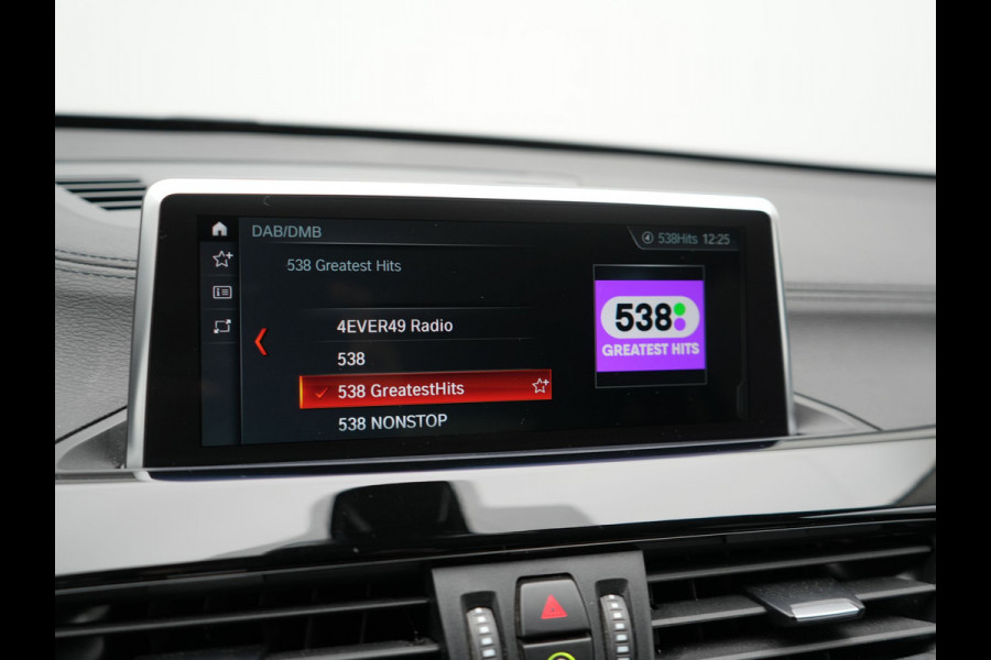 BMW X1 xDrive25e Sportline Plug In Hybrid 221pk Dealer O.H. PHEV | Trekhaak Afn. | Adaptive Cruise | Camera | Sportstoelen Verwarmd | Sfeerverlichting | Keyless | LED Koplampen | Navigatie | DAB |