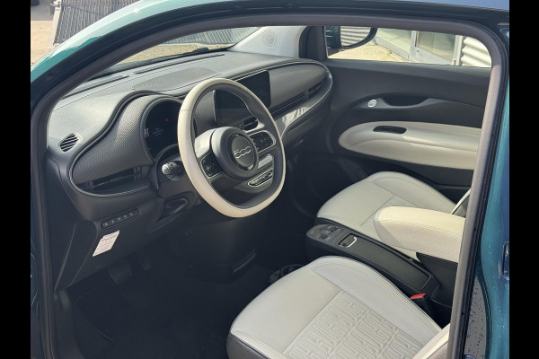 Fiat 500E La Prima 42 kWh Fiat 500e La Prima Leder | 17" | Pack Winter | Schuif/Kantel dak | Subsidie € 2.000,-
