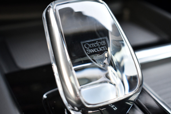 Volvo XC60 2.0 T6 Plug-in AWD Ultra Black Edition Pano ACC HUD 360 H/K 21inch Stuurverw