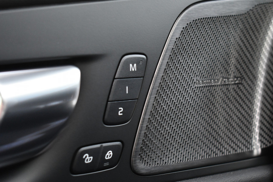 Volvo XC60 2.0 T6 Plug-in AWD Ultra Black Edition Pano ACC HUD 360 H/K 21inch Stuurverw