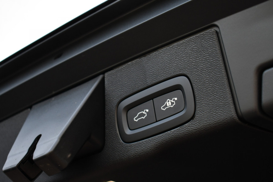 Volvo XC60 2.0 T6 Plug-in AWD Ultra Black Edition Pano ACC HUD 360 H/K 21inch Stuurverw