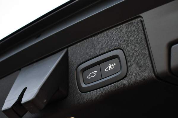 Volvo XC60 2.0 T6 Plug-in AWD Ultra Black Edition Pano ACC HUD 360 H/K 21inch Stuurverw