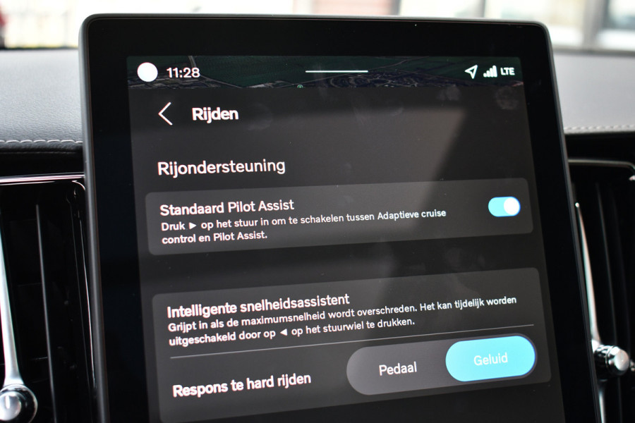 Volvo XC60 2.0 T6 Plug-in AWD Ultra Black Edition Pano ACC HUD 360 H/K 21inch Stuurverw