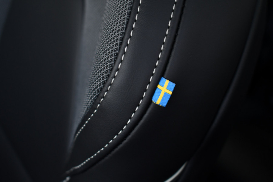 Volvo XC60 2.0 T6 Plug-in AWD Ultra Black Edition Pano ACC HUD 360 H/K 21inch Stuurverw