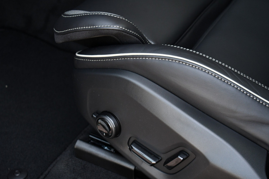 Volvo XC60 2.0 T6 Plug-in AWD Ultra Black Edition Pano ACC HUD 360 H/K 21inch Stuurverw