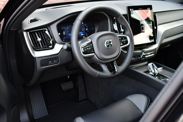 Volvo XC60 2.0 T6 Plug-in AWD Ultra Black Edition Pano ACC HUD 360 H/K 21inch Stuurverw