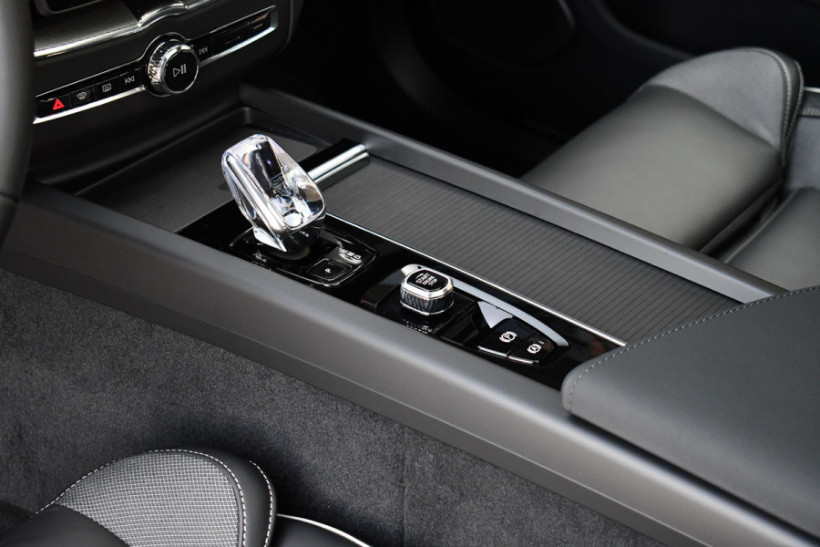 Volvo XC60 2.0 T6 Plug-in AWD Ultra Black Edition Pano ACC HUD 360 H/K 21inch Stuurverw