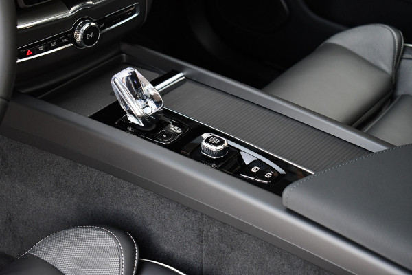 Volvo XC60 2.0 T6 Plug-in AWD Ultra Black Edition Pano ACC HUD 360 H/K 21inch Stuurverw