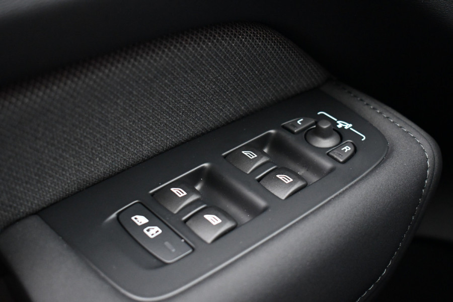 Volvo XC60 2.0 T6 Plug-in AWD Ultra Black Edition Pano ACC HUD 360 H/K 21inch Stuurverw