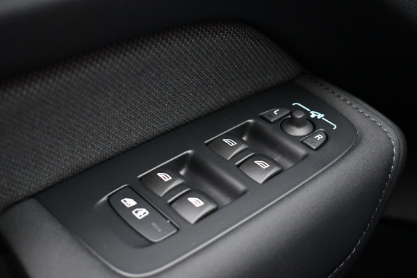 Volvo XC60 2.0 T6 Plug-in AWD Ultra Black Edition Pano ACC HUD 360 H/K 21inch Stuurverw