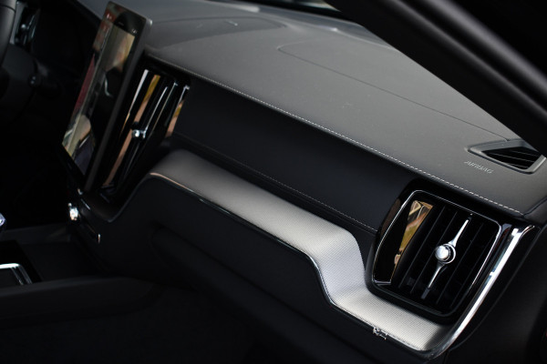 Volvo XC60 2.0 T6 Plug-in AWD Ultra Black Edition Pano ACC HUD 360 H/K 21inch Stuurverw