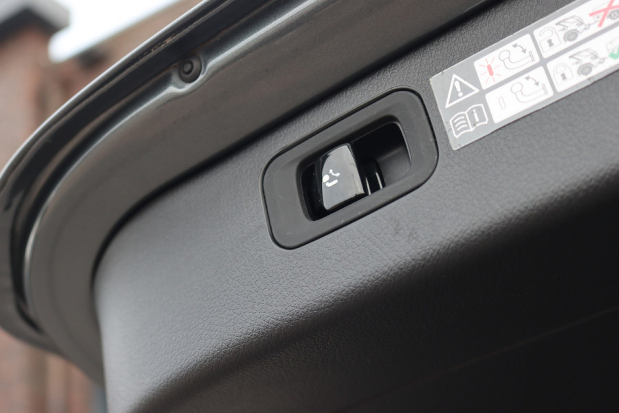 Mercedes-Benz C-Klasse Estate 300 e AMG Line Premium+ | Distronic+ | Panoramadak | Trekhaak | Memory | HUD | Digital Light | Verwarmd Stuurwiel | Advanced Sound System | Keyless Go | Surround Camera |