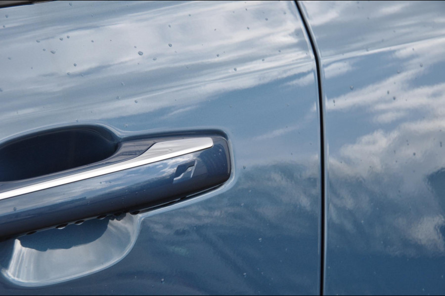 Lynk & Co 01 1.5 Rolhoes / zwarte dakhemel / 360 Camera / Adaptieve cruise control / Elektrische stoelen / BLIS / Stoelverwarming / Elektrische achterklep / Climate control / Parkeersensoren met camera / Regensensor / Keyless entry /