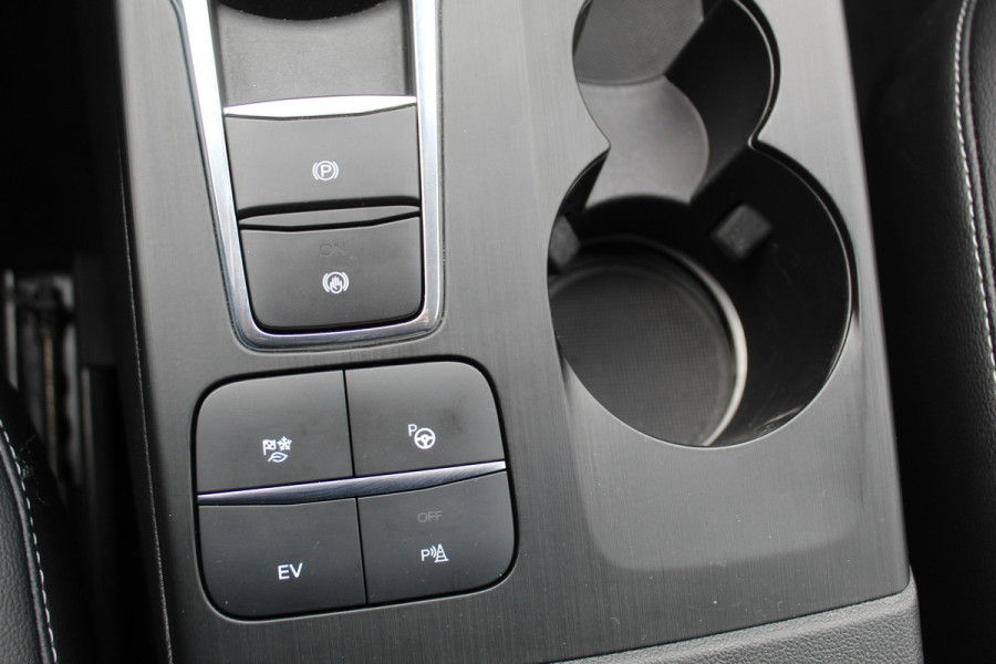 Ford Kuga 2.5 PHEV Titanium X , 225pk , 1500kg Trekgewicht Stoel, Stuur en Voorruit verwarming Climate Control, Cruise Control, Winter Pack, Camera