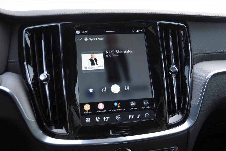 Volvo V60 T6 350PK Automaat AWD Ultra Dark / Long Range / 360 Camera / Harman Kardon audio / Head-up display / Panorama dak / Apple carplay / Android auto /