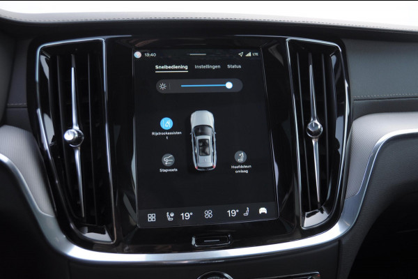 Volvo V60 T6 350PK Automaat AWD Ultra Dark / Long Range / 360 Camera / Harman Kardon audio / Head-up display / Panorama dak / Apple carplay / Android auto /