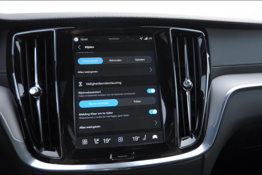 Volvo V60 T6 350PK Automaat AWD Ultra Dark / Long Range / 360 Camera / Harman Kardon audio / Head-up display / Panorama dak / Apple carplay / Android auto /