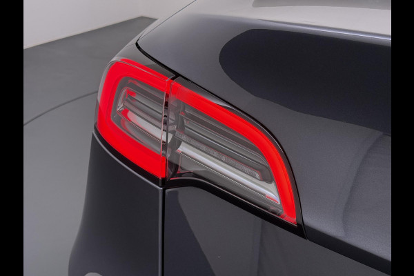 Tesla Model Y Long Range AWD 75 kWh VAN €38.900,- NU VOOR SLECHTS €35.877,- Uw LENTEVOORDEEL €3.023,- |SOH 96% | AFNEEMBARE TREKHAAK | STOEL- EN STUURVERWARMING | FABRIEKSGARANTIE |