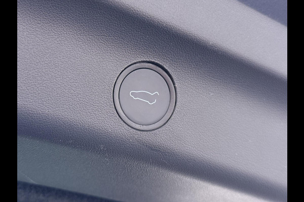 Tesla Model Y Long Range AWD 75 kWh VAN €38.900,- NU VOOR SLECHTS €35.877,- Uw LENTEVOORDEEL €3.023,- |SOH 96% | AFNEEMBARE TREKHAAK | STOEL- EN STUURVERWARMING | FABRIEKSGARANTIE |