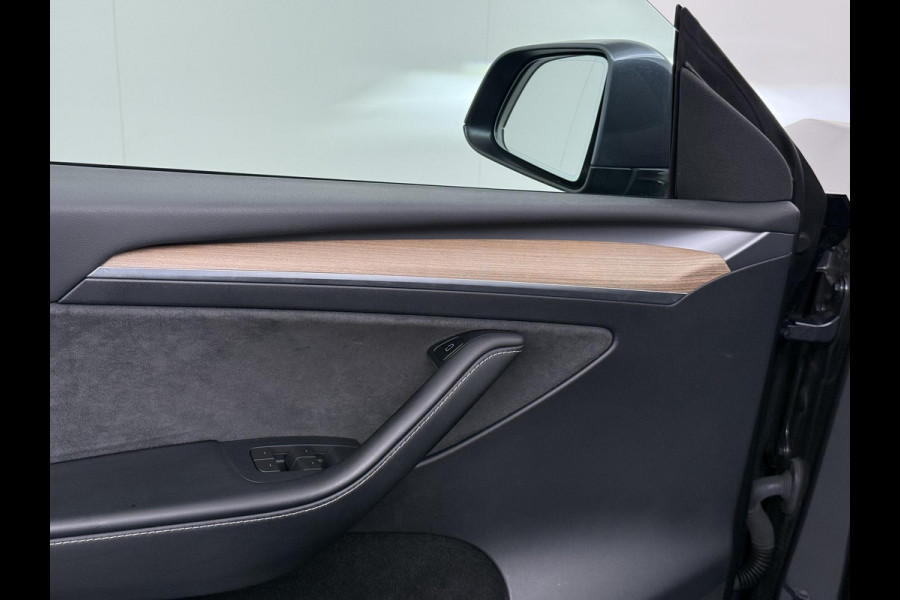Tesla Model Y Long Range AWD 75 kWh VAN €38.900,- NU VOOR SLECHTS €35.877,- Uw LENTEVOORDEEL €3.023,- |SOH 96% | AFNEEMBARE TREKHAAK | STOEL- EN STUURVERWARMING | FABRIEKSGARANTIE |