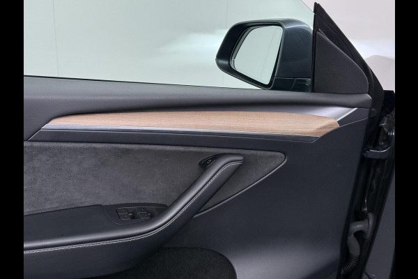 Tesla Model Y Long Range AWD 75 kWh VAN €38.900,- NU VOOR SLECHTS €35.877,- Uw LENTEVOORDEEL €3.023,- |SOH 96% | AFNEEMBARE TREKHAAK | STOEL- EN STUURVERWARMING | FABRIEKSGARANTIE |