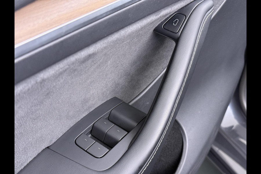 Tesla Model Y Long Range AWD 75 kWh VAN €38.900,- NU VOOR SLECHTS €35.877,- Uw LENTEVOORDEEL €3.023,- |SOH 96% | AFNEEMBARE TREKHAAK | STOEL- EN STUURVERWARMING | FABRIEKSGARANTIE |