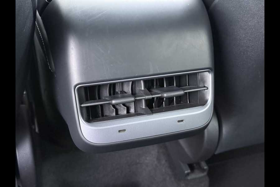 Tesla Model Y Long Range AWD 75 kWh VAN €38.900,- NU VOOR SLECHTS €35.877,- Uw LENTEVOORDEEL €3.023,- |SOH 96% | AFNEEMBARE TREKHAAK | STOEL- EN STUURVERWARMING | FABRIEKSGARANTIE |