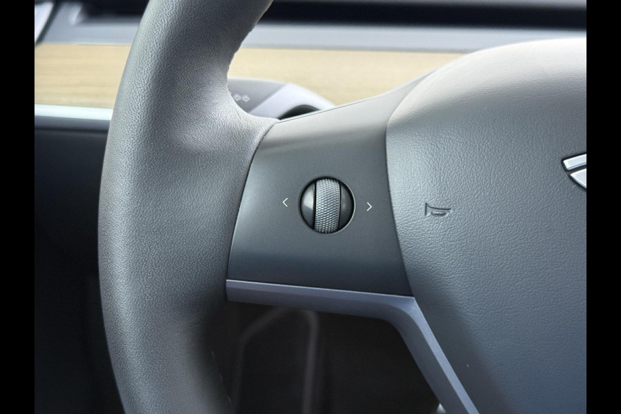 Tesla Model Y Long Range AWD 75 kWh VAN €38.900,- NU VOOR SLECHTS €35.877,- Uw LENTEVOORDEEL €3.023,- |SOH 96% | AFNEEMBARE TREKHAAK | STOEL- EN STUURVERWARMING | FABRIEKSGARANTIE |