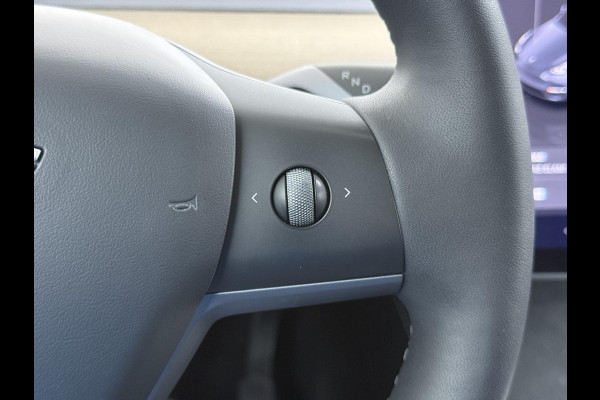 Tesla Model Y Long Range AWD 75 kWh VAN €38.900,- NU VOOR SLECHTS €35.877,- Uw LENTEVOORDEEL €3.023,- |SOH 96% | AFNEEMBARE TREKHAAK | STOEL- EN STUURVERWARMING | FABRIEKSGARANTIE |